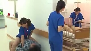 A esta sexy enfermera japonesa le encanta follar con pacientes enfermos cada vez que puede. Este afortunado hombre es follado por una sexy enfermera japonesa cachonda en el hospital.